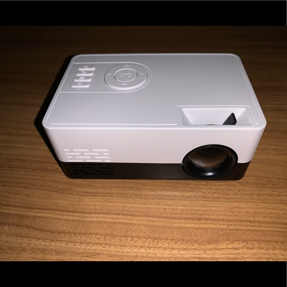 LED Projector - Picture 3 of 16